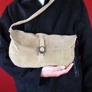 Bolsa Saddle Vintage de Camurça | Bolsa Transversal de Couro Feita à Mão dos Anos 90 | Bolsa de Ombro Boho Desleixada | Bolsa Carteiro Rústica Bege Macia | Fabricada na Itália