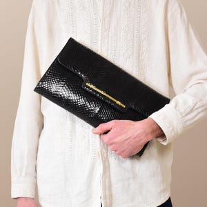 Bolso de hombro vintage de piel negra de los años 70 / Cartera de piel de serpiente / Herrajes dorados / Correa extraíble / Elegante bolso de noche