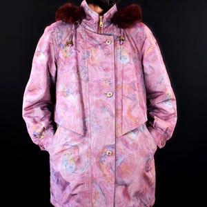 80er Jahre Highlands Parka Jacke | Funky violettes abstraktes Muster | Deutsche Vintage Oberbekleidung mit Abnehmbarer Fellkapuze | Unisex Retro Mantel