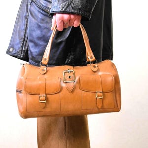 sac baguette vintage | sac à main des années 70 | Quincaillerie en laiton | Fabriqué en Grande-Bretagne | Sac à main en similicuir brun fauve | porté épaule Satchel | Style de l'an 2000