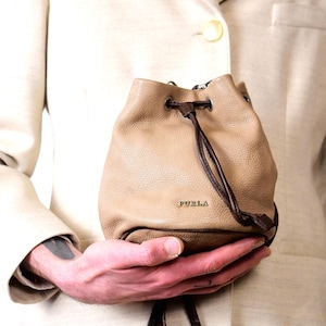 seau vintage Furla | Porte-monnaie en cuir souple avec cordon de serrage | Sac de créateur italien | Classique des années 90 | Beige Marron | Argent ancien | Cadeau pour elle