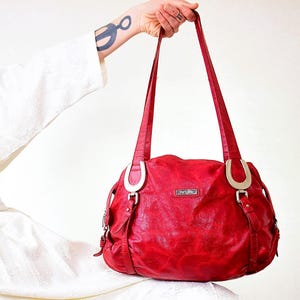 Vintage Rote Kunstleder Umhängetasche | Pat Calvin Hobo Geldbörse | Slouchy Alltagstasche | Langer Riemen | 2000s Y2K 90s Style Handtasche