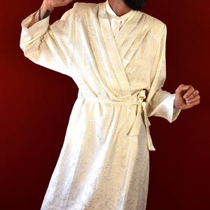 Vintage White Brocade Kimono Robe: 60s Floral Embroidered Loungewear