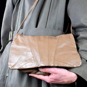 Bolsa de couro Y2K | Bolsa transversal taupe dos anos 90 | Bolsa vintage minimalista e desleixada | Bolsa carteiro macia para o dia a dia