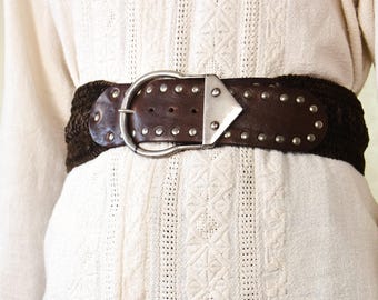 Cintura in pelle intrecciata italiana anni '90: cintura in vita con borchie boho marrone rustico