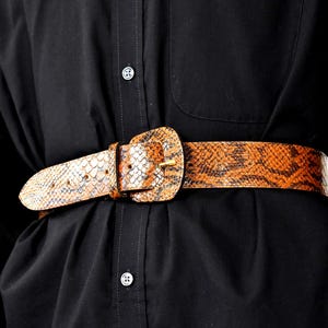 Ceinture effet serpent vintage des années 70 : intérieur en cuir véritable, accessoire design Italie audacieux