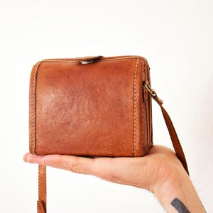 Mini sac en cuir vintage des années 80 | sac à main à bandoulière carré | Style rustique patiné cognac | Sangle réglable | Fabriqué en Italie | Cadeau unique pour elle