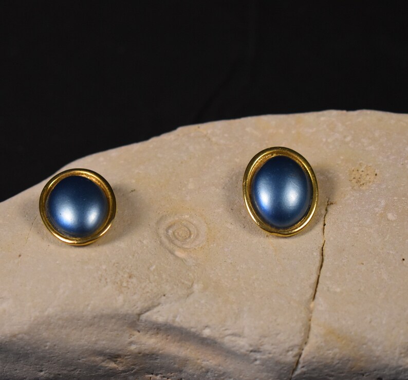 Boucles d'oreilles clip en fausses perles vintage des années 60 Puces d'oreilles ovales en forme de dôme Or et bleu cobalt image 7