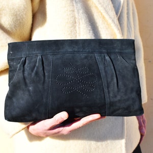 Clutch vintage de piel italiana / Bolso de noche de ante negro de los años 80 / Monedero minimalista con cremallera / Detalle geométrico perforado / Bolso clásico para salir de noche
