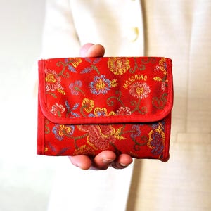 Cartera vintage Moschino / Monedero rojo con brocado floral / Estilo tapiz de los 90 / Maximalista Y2K / Regalo unisex / Monedero de diseñador. Hecho en Italia.
