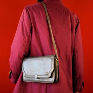Borsa a tracolla vintage in pelle grigia anni '70 / Borsa a tracolla minimalista / Borsa a capsule retrò / Estetica di lusso sobrio e retrò / Realizzata in Italia