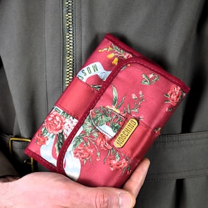 Moschino Floral Geldbörse 90er Jahre | Vintage italienische Geldbörse | Seltene Designer Clutch | Satin Foldover Tasche | Rotes Romantisches Accessoire | Y2K Geschenkidee