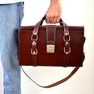 Sac de médecin en cuir italien des années 50 | Grande sacoche porte-documents vintage pour lui | Porte-monnaie en cuir marron épais | Quincaillerie en laiton | Ajout d'un bracelet années 80