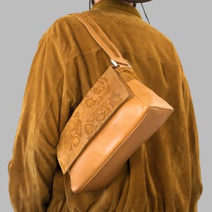 90er Jahre Echt Italienische Vintage Schultertasche | braunes Wildleder | Vintage Handtasche | Blumenmuster | 70er Jahre Vintage Style Geldbörse | Hergestellt in Italien