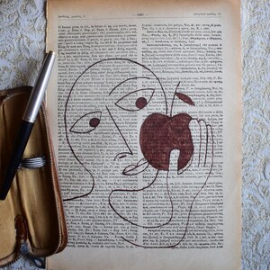 Disegno Art Brut unico nel suo genere – Coccola la tua mela – Penna stilografica su pagina di dizionario vintage del 1958