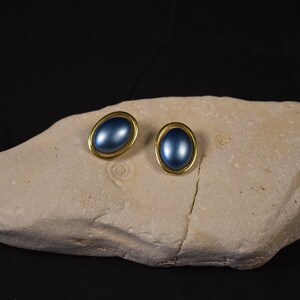 Boucles d'oreilles clip en fausses perles vintage des années 60 Puces d'oreilles ovales en forme de dôme Or et bleu cobalt image 8