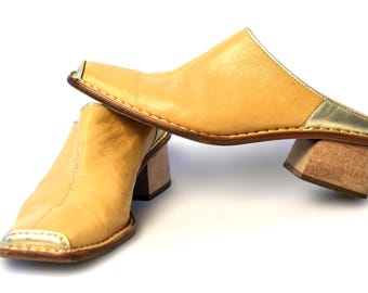 Décolleté in pelle gialla fatte a mano anni '70 / Décolleté alla caviglia / Tacco cucito a mano / Made in Italy