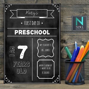 Placa personalizada do primeiro dia de aula, placa de volta às aulas, quadro escolar imprimível, suporte para foto do primeiro dia, placa para tirar fotos -SC1