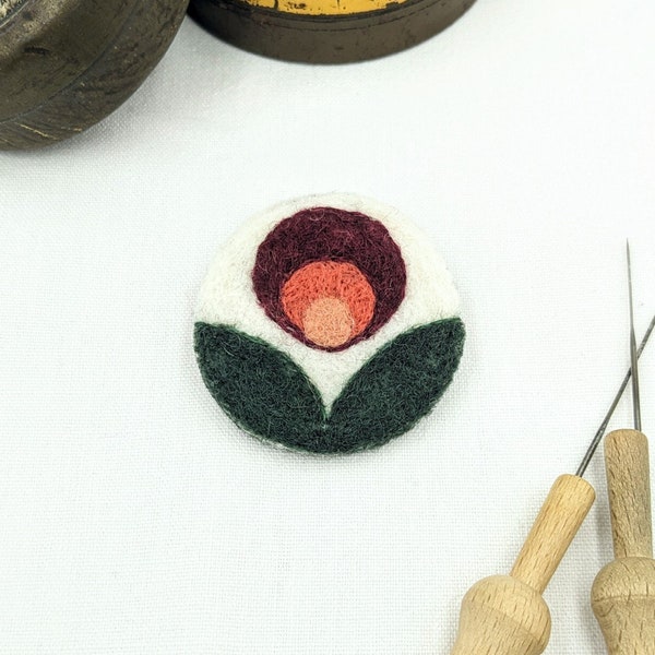 Broche ronde Collection Vintage motif fleur ronde - fait main en laine feutrée, broderie et feutrine
