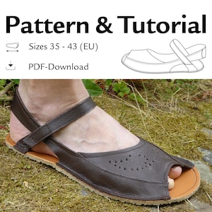 Puede incluir: Sandalia de cuero marrón con correa y diseño de punta abierta. La sandalia tiene una suela color canela y se muestra en un pie. La imagen incluye el texto "Pattern & Tutorial", "Tallas 35-43 (EU)" y "PDF-Download".