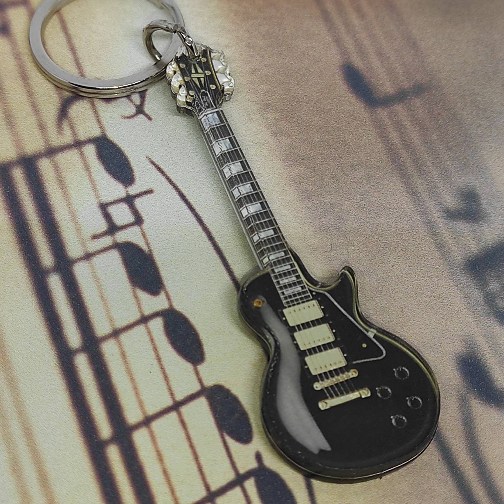 E-Gitarren Schlüsselanhänger Aus Metall – Schwarz, Als Stylisches Accessoire Oder Geschenk Für Musikfans