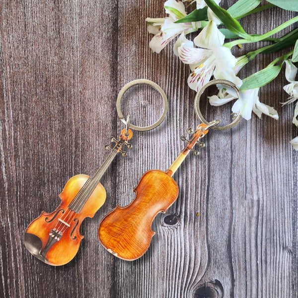 Inexpensive violin keychain, a great gift idea for violinists.