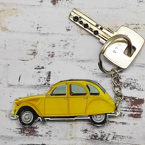 ヴィンテージカーキーホルダー 2CV イエローレトロ自動車ギフトアイデアシトロエン 2 CV ミニチュアキーホルダー