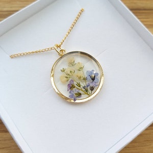 Colgante de oro nomeolvides y Gypsophila a medida Redondo hecho a mano con flores prensadas reales imagen 3