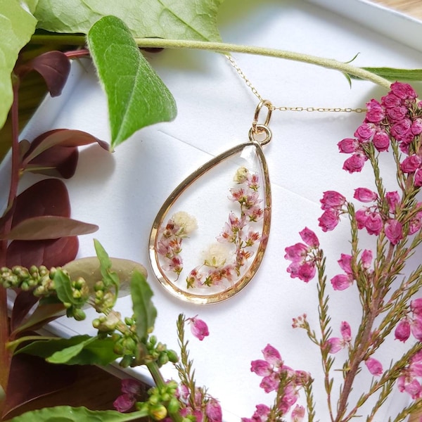 Délicat pendentif en or Heather et Gypsophila Teardrop fait à la main avec de vraies fleurs pressées