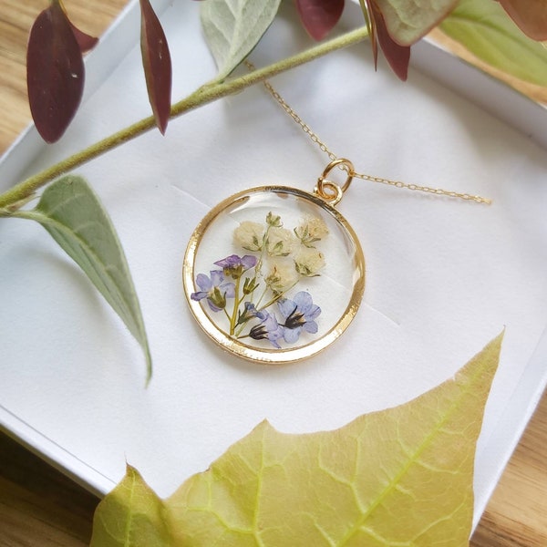 Pendentif en or sur mesure myosotis et gypsophile rond fait à la main avec de vraies fleurs pressées