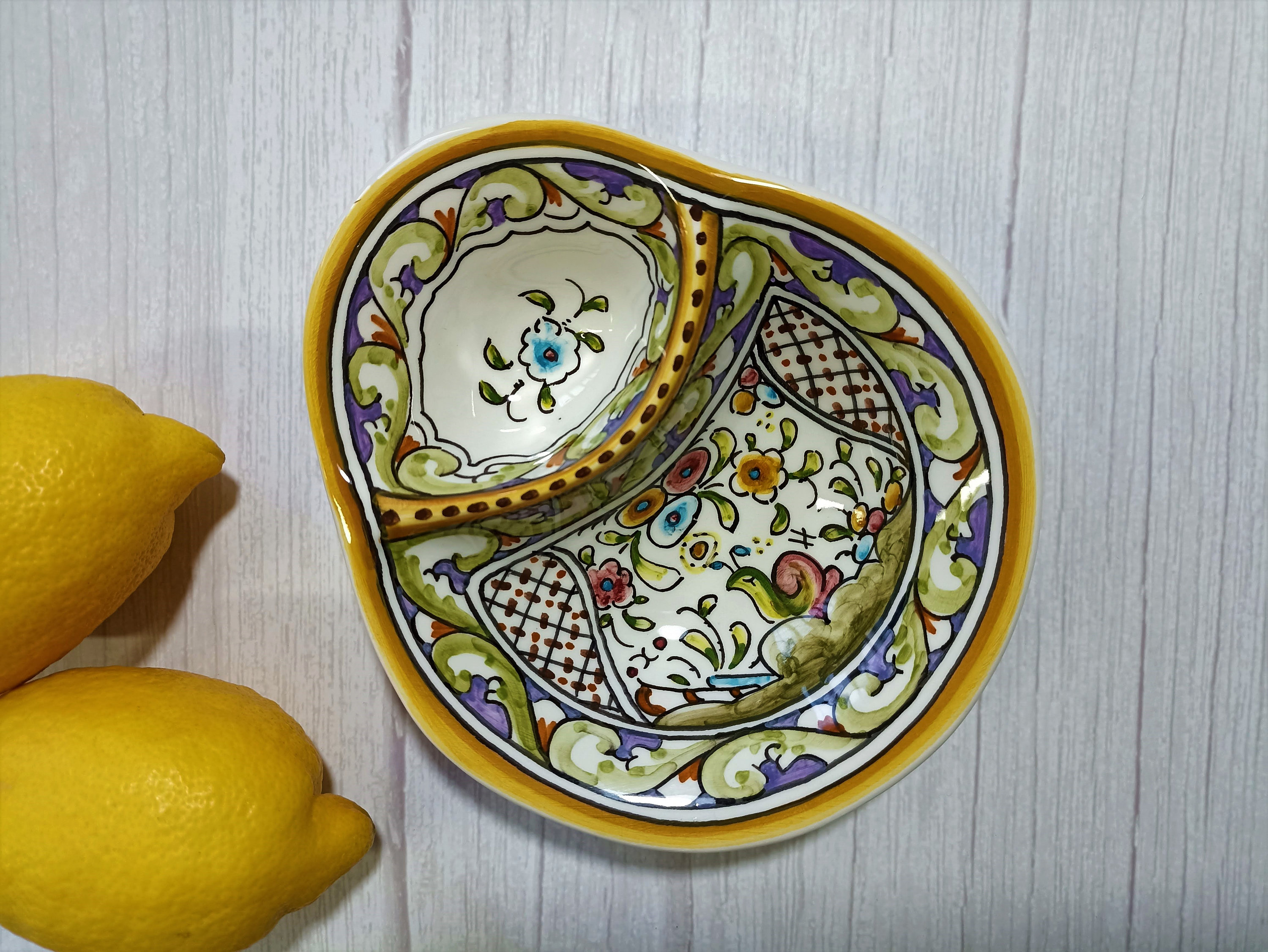 Olive dish/ Appetizers/ Portuguese Ceramics/ Handpainted/ Traditional Decoration/ Artistic Decoration/ Coimbra Painting/ Coimbra/ Portugal