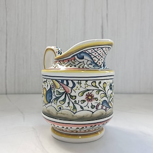 Jarra/ Jarra de leche/ Jarra de salsa/ Decoración del hogar/ Colección/ Cerámica portuguesa/ Pintado a mano/ Coimbra/ Pintura del siglo/ Cerámica Portugal
