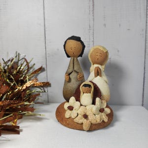 Stoneware nativity scene/ Christmas gift/ Christmas decoration/ Handmade nativity/ Collection of nativity scenes/ Holy Family/ Portugal