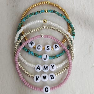Personalisiertes Armband, Brautgeschenk, Stapelarmband, Mama Armband, Initiale, Namensarmband, handgefertigt, Benutzerdefinierter Schmuck, Perlenarmbänder