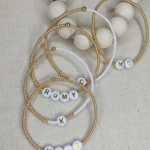 Pulsera personalizada, inicial, pulsera con nombre, pulsera apilable, cuentas de semillas de oro, pulsera para mamá, pulsera de la amistad, dama de honor, regalo para ella