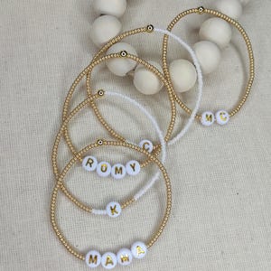 Pulsera personalizada, inicial, pulsera con nombre, pulsera apilable, cuentas de semillas de oro, pulsera para mamá, pulsera de la amistad, dama de honor, regalo para ella