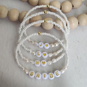 Perle Initial Armband, Süßwasserperlen, Name, Wort, Datum Armband, Geschenk für Braut, Freundschaftsarmband, Brautjungfern, Perlen, Geschenk für Sie