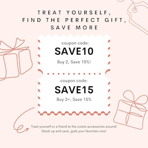 K&ouml;nnte beinhalten: Hellrosa Grafik mit dem Text &bdquo;TREAT YOURSELF, FIND THE PERFECT GIFT, SAVE MORE&ldquo;. Zwei Gutscheincodes werden angezeigt: SAVE10 f&uuml;r den Kauf von 2 Artikeln und SAVE15 f&uuml;r den Kauf von 3+ Artikeln. Der Text &bdquo;G&ouml;nnen Sie sich oder einem Freund die s&uuml;&szlig;esten Accessoires!&ldquo; ist ebenfalls enthalten.