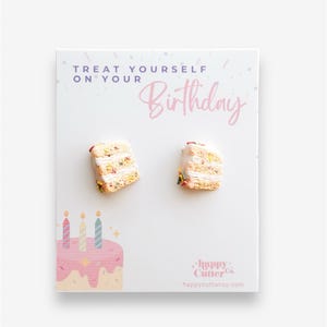 Cadeau d'anniversaire pour elle | Puces d'oreilles Funfetti Cake | Boucles d'oreilles en forme de gâteau d'argile | Cadeau carte d'anniversaire | Offrez-vous des bijoux | Boucles d'oreilles saupoudrées