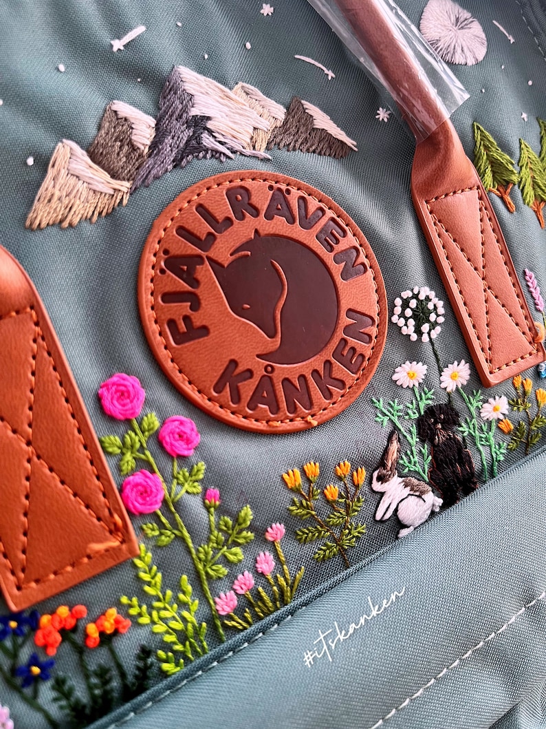 Personalisierte Haustier Handstickerei, maßgeschneiderte Fjällräven Kanken Rucksack Stickerei, Berglandschaft und Natur, gestickter Kanken Rucksack Bild 3