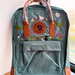 Personalisierte Haustier Handstickerei, maßgeschneiderte Fjällräven Kanken Rucksack Stickerei, Berglandschaft und Natur, gestickter Kanken Rucksack Bild 1