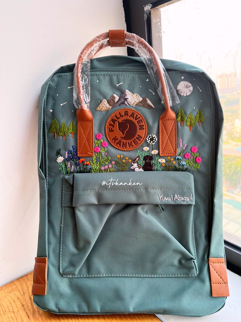 Personalisierte Haustier Handstickerei, maßgeschneiderte Fjällräven Kanken Rucksack Stickerei, Berglandschaft und Natur, gestickter Kanken Rucksack Bild 1