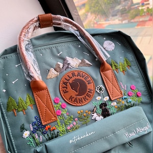 Personalisierte Haustier Handstickerei, maßgeschneiderte Fjällräven Kanken Rucksack Stickerei, Berglandschaft und Natur, gestickter Kanken Rucksack Bild 2