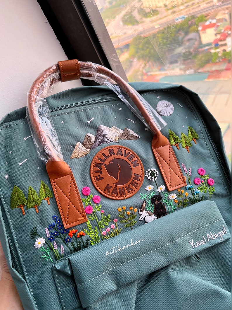 Personalisierte Haustier Handstickerei, maßgeschneiderte Fjällräven Kanken Rucksack Stickerei, Berglandschaft und Natur, gestickter Kanken Rucksack Bild 2