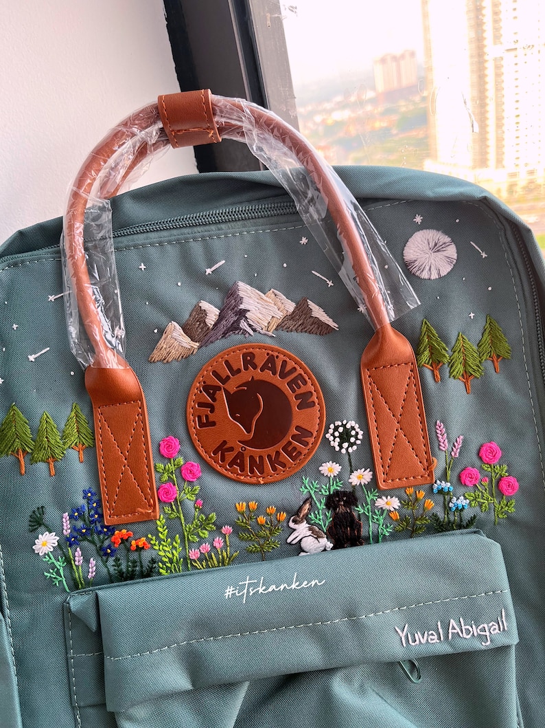 Personalisierte Haustier Handstickerei, maßgeschneiderte Fjällräven Kanken Rucksack Stickerei, Berglandschaft und Natur, gestickter Kanken Rucksack Bild 4