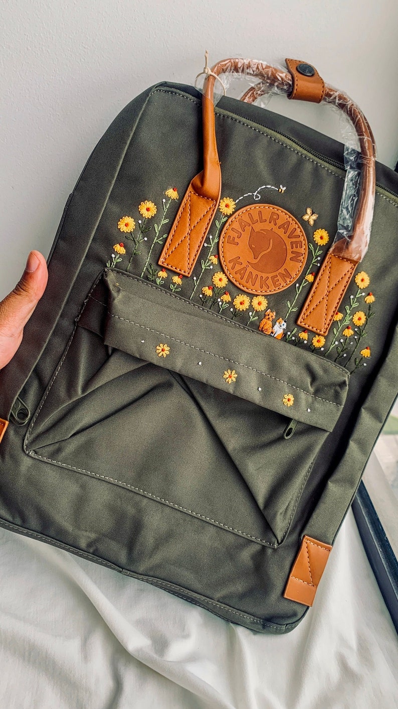 Personalisierte Haustier-Handstickerei, kundenspezifische Fjällräven Kanken-Rucksackstickerei, Ihr Katzenhund-Gedenkgeschenk, gestickter Kanken-Rucksack Rainbow Straps Inb