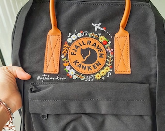 Gestickter Kanken-Rucksack, personalisierte Handstickerei mit Blumen, Flugzeugdesign, Personalisierungsoptionen und Farbauswahl