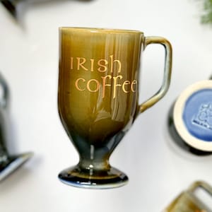 Taza de café irlandés vintage: Cerámica esmaltada en verde azulado, dorada y con base de pedestal - Wade Ireland