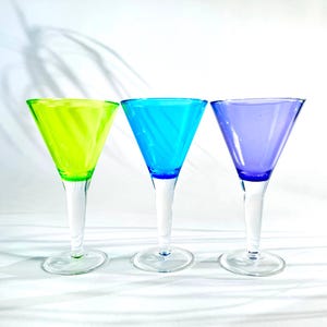 Vintage Y2K Neon Acryl Weingläser Hohes Set mit 3 Retro Plastik Stemware, 90er Jahre Party Jumbo Cocktail Martini Hohe, helle Terrasse am Pool