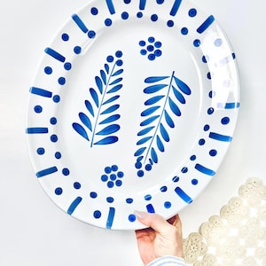 Grote handgeschilderde ovale schaal van Italiaans aardewerk met blauw bladontwerp keramiek, Toscane, Italië